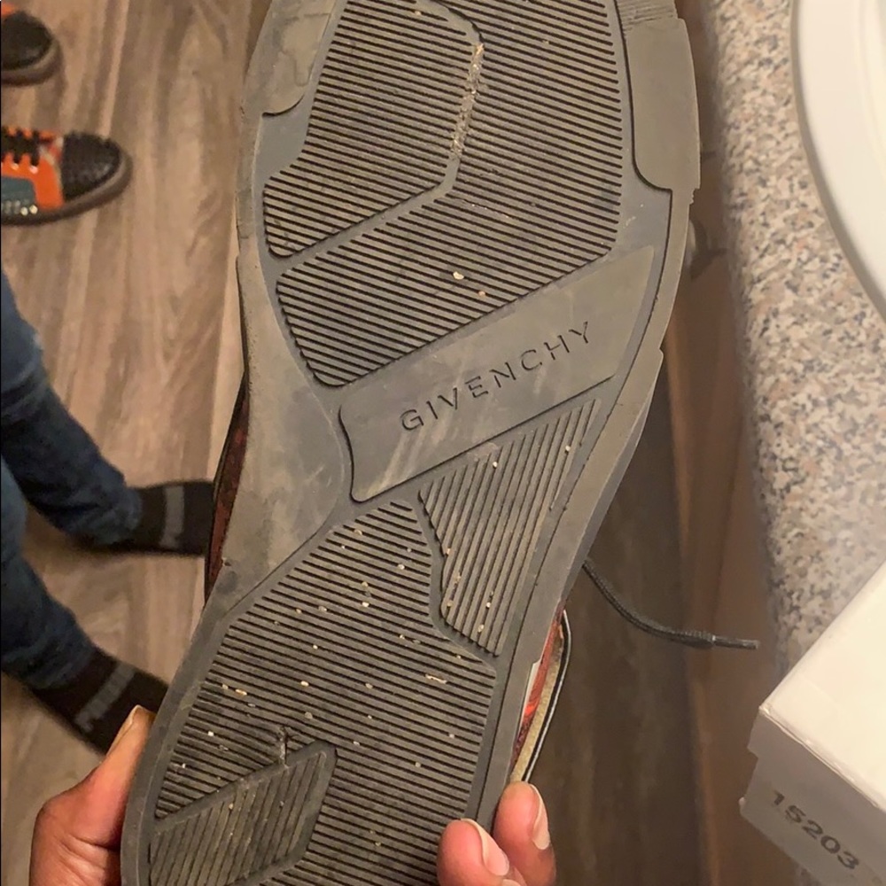 Givenchy - Picture 3 of 4